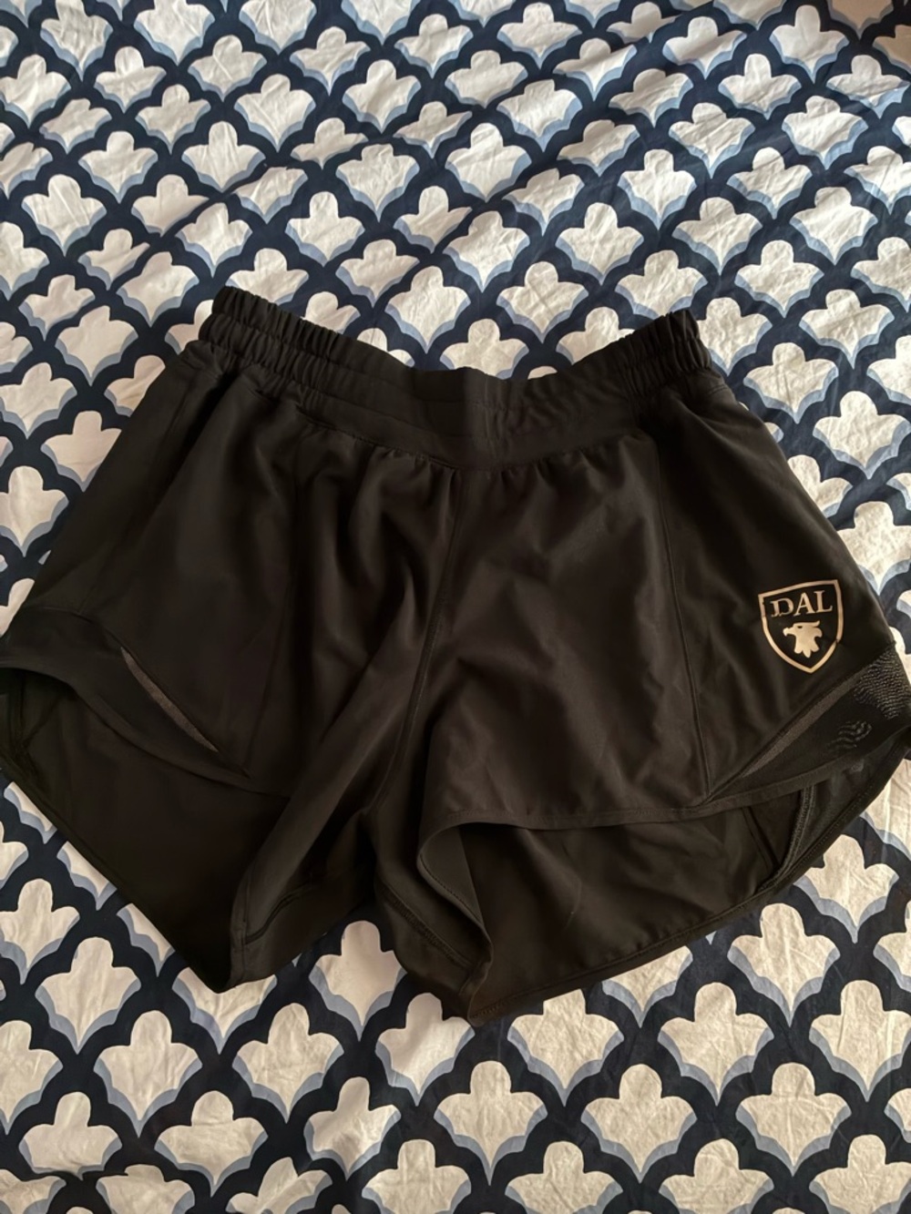 Lululemon size 8 Hottie Hots Dalhousie logo